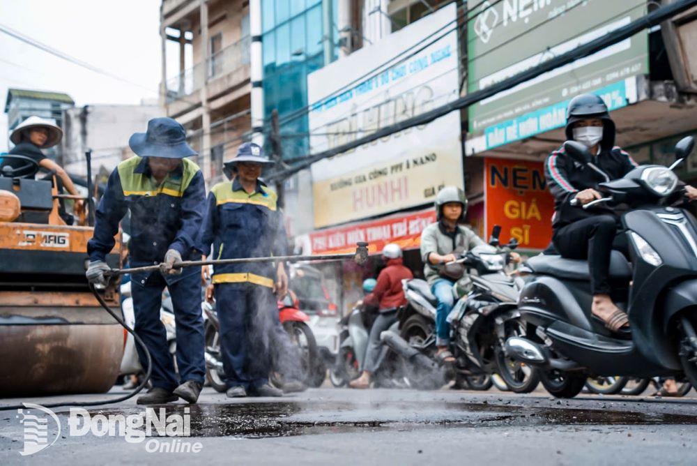 Đội thi công dặm vá ổ gà trên đường Phạm Văn Thuận (thành phố Biên Hòa). Ảnh: Lê Duy