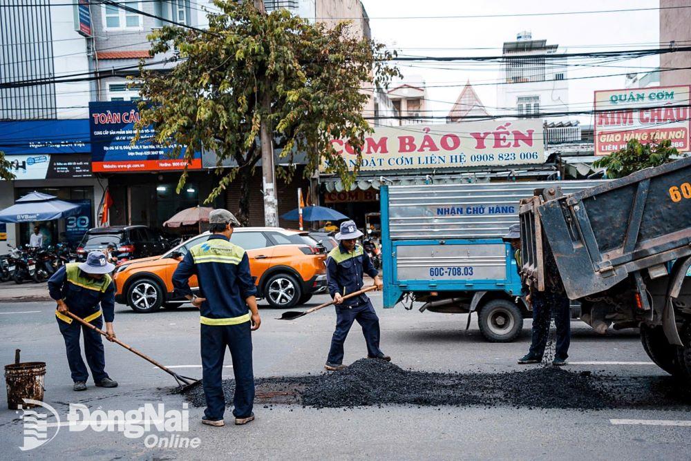 Đội thi công thực hiện công tác sửa chữa đường Đồng Khởi (thành phố Biên Hòa). Ảnh: Lê Duy