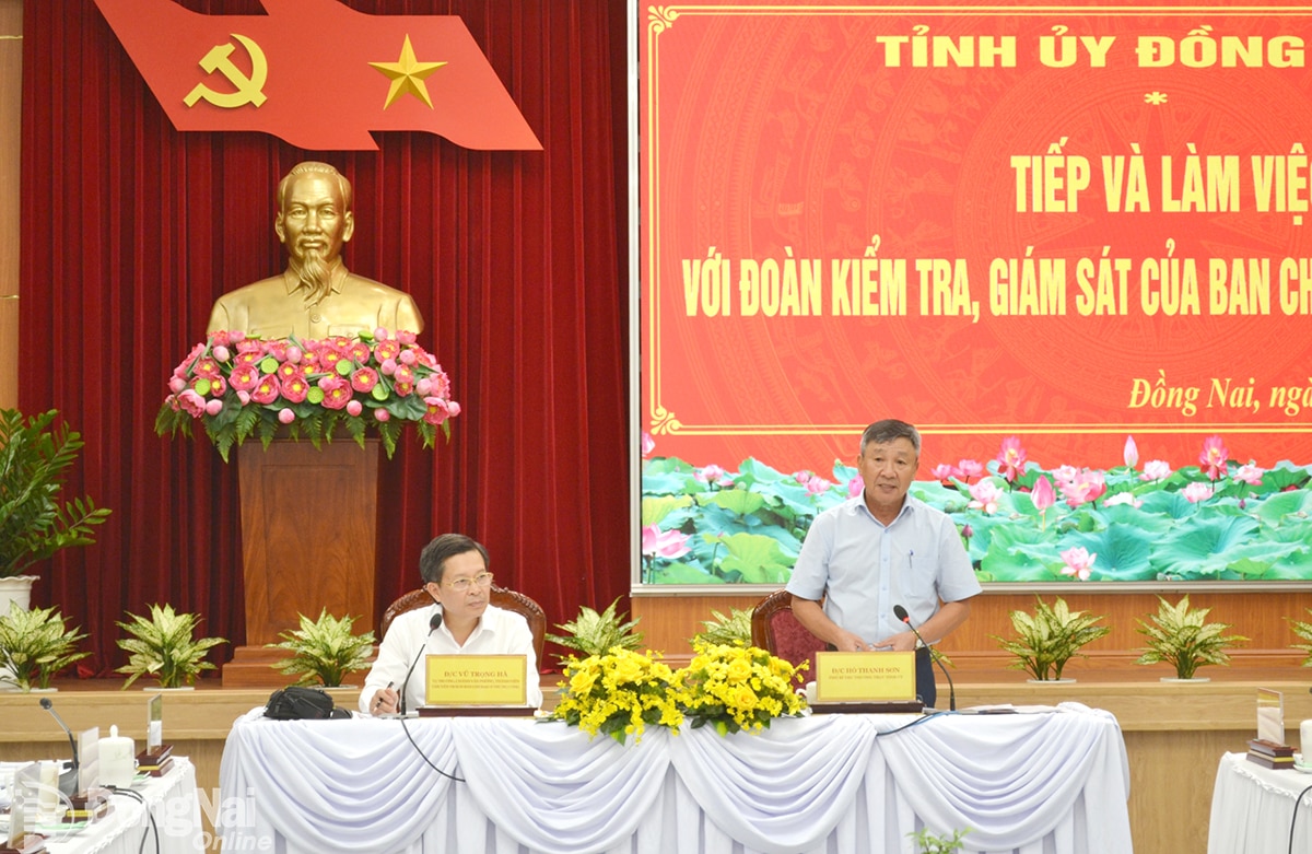 Phó bí thư thường trực Tỉnh ủy Hồ Thanh Sơn phát biểu tại buổi làm việc. Ảnh: Phương Hằng