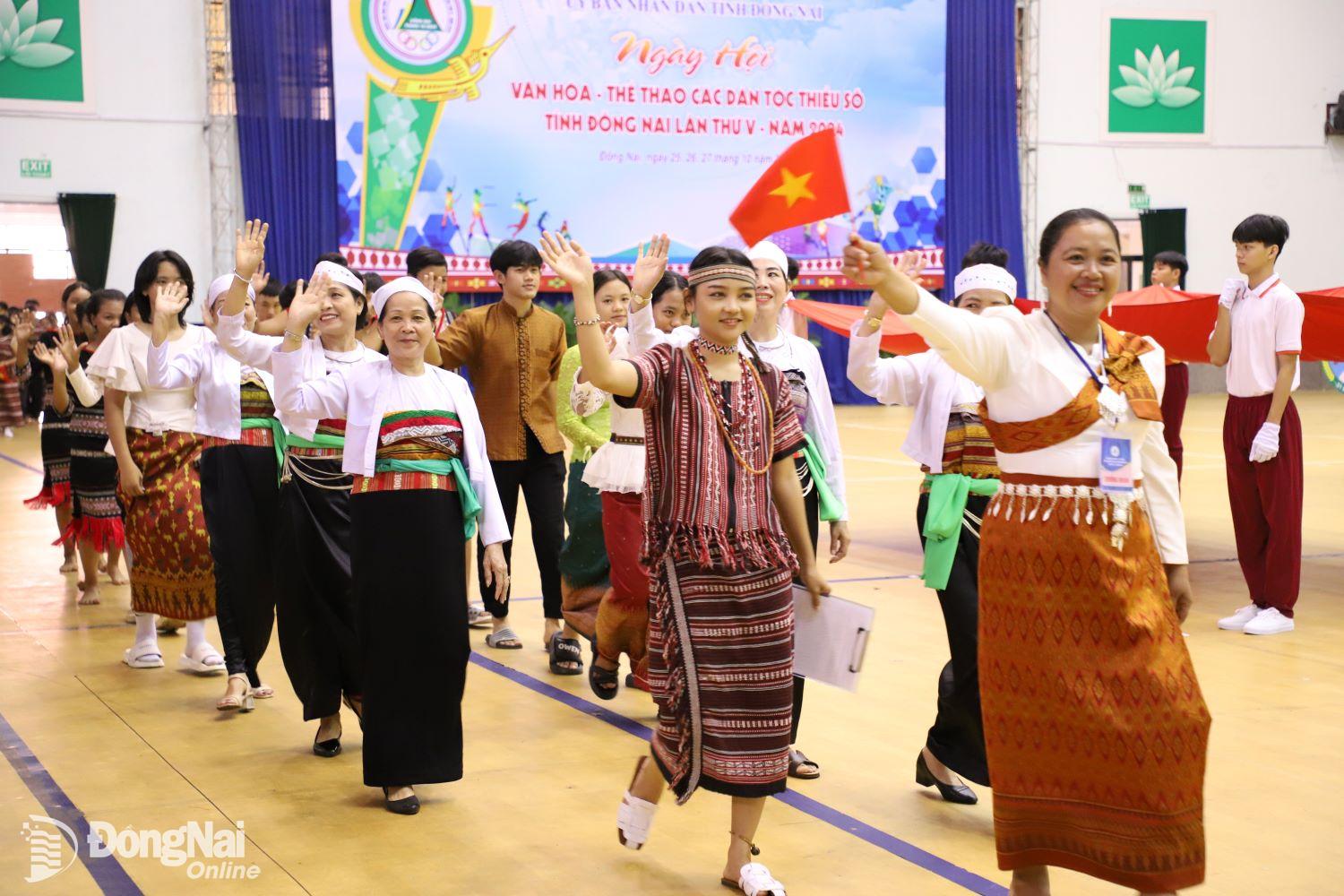 Đồng bào dân tộc thiểu số trên địa bàn huyện Định Quán diễu hành tại lễ khai mạc. Ảnh: My Ny