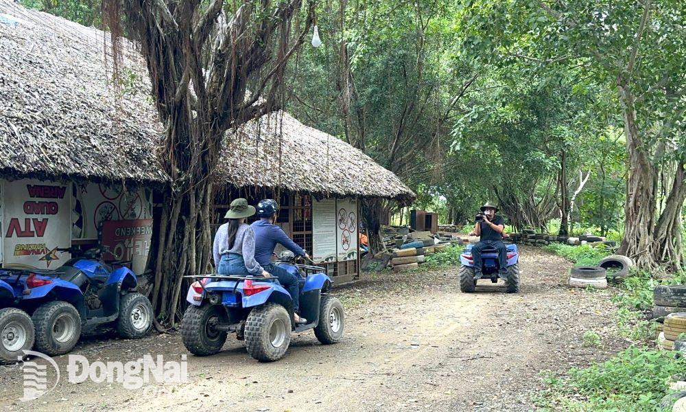 Đi xe địa hình tại KDL Bò Cạp Vàng. Ảnh: Ngọc Liên