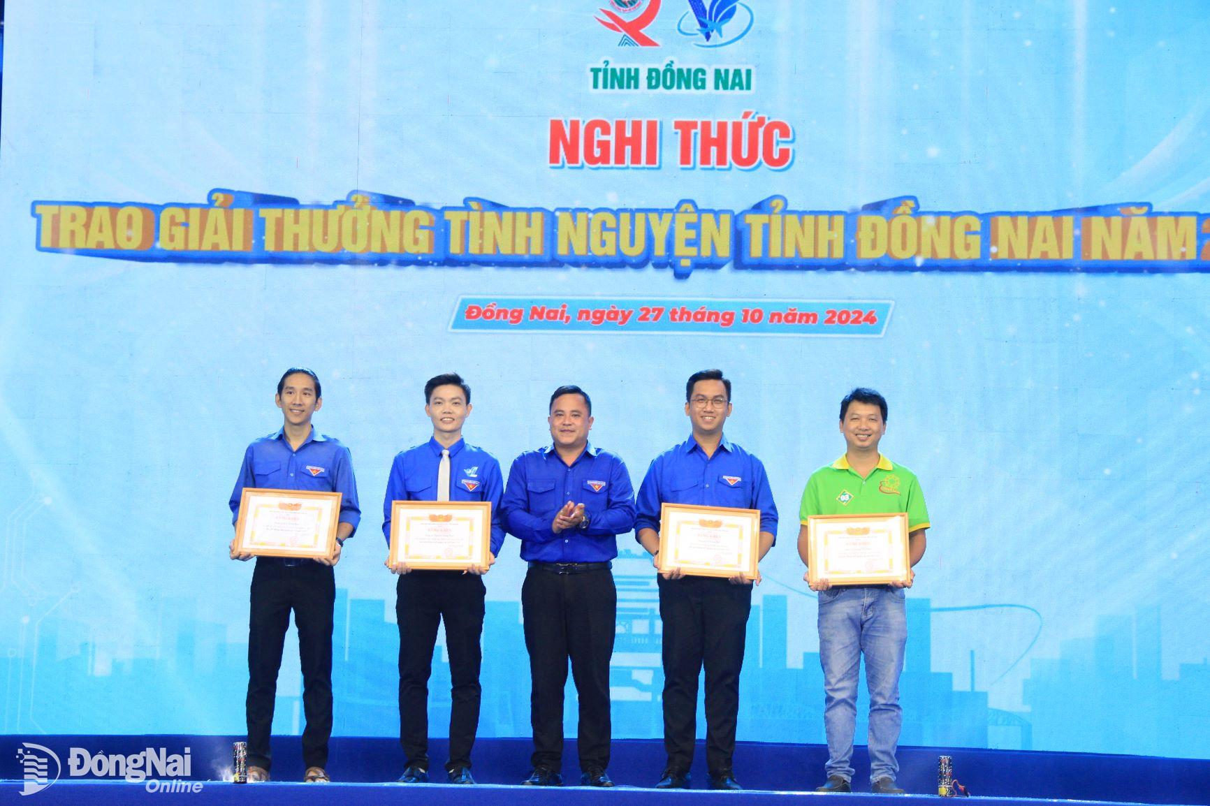 Phó bí thư Tỉnh đoàn, Chủ tịch Hội Liên hiệp thanh niên tỉnh Nguyễn Hiếu Trung trao giải thưởng tình nguyện cấp tỉnh cho các tập thể. Ảnh: Nga Sơn