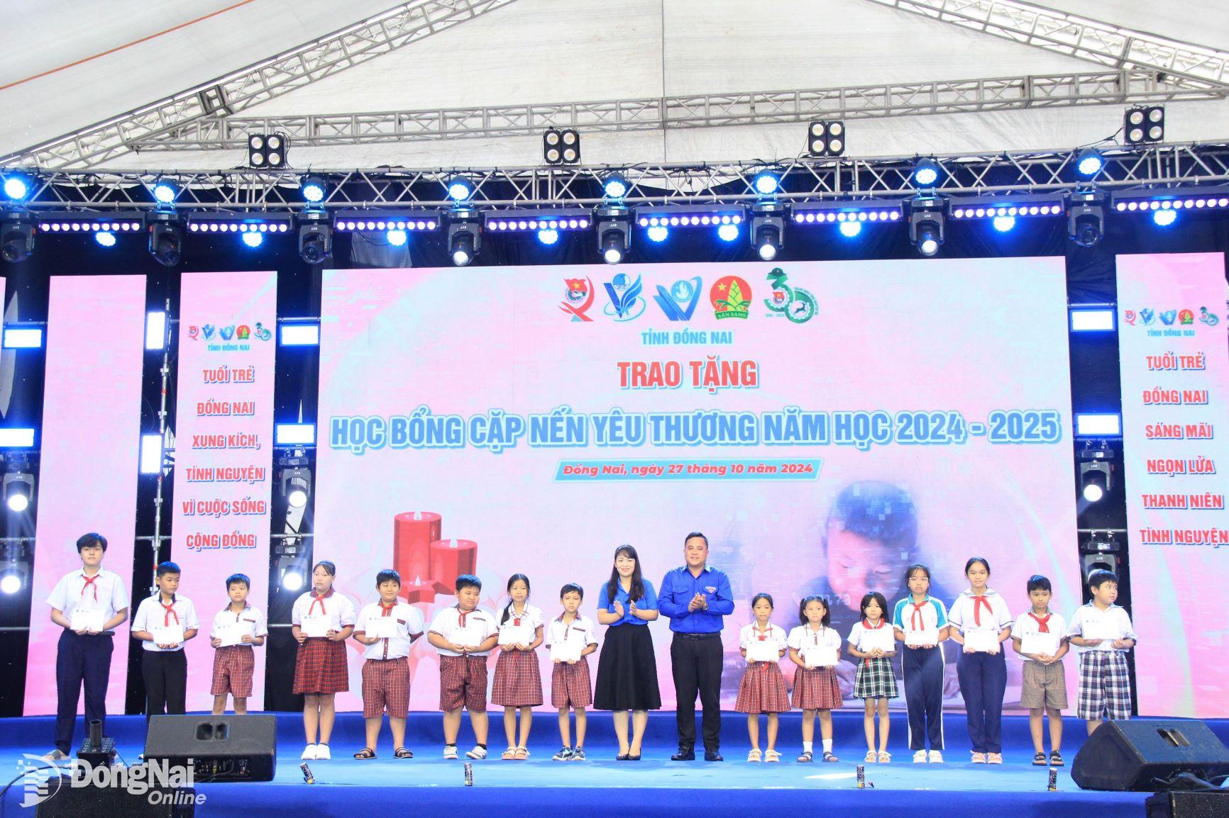 Thường trực Tỉnh đoàn trao học bổng Cặp nến yêu thương cho các em thiếu nhi có hoàn cảnh khó khăn. Ảnh: Nga Sơn