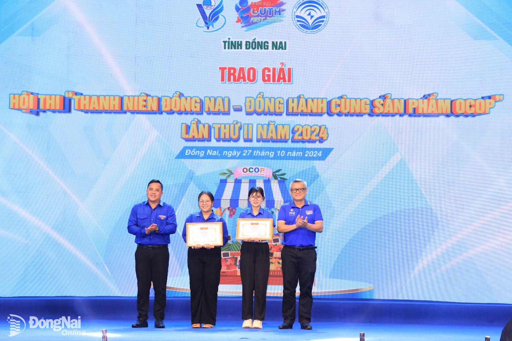 Giám đốc Sở Thông tin và truyền thông Tạ Quang Trường và Phó bí thư Tỉnh đoàn Nguyễn Hiếu Trung trao giải cuộc thi Thanh niên Đồng Nai – Đồng hành cùng sản phẩm OCOP lần thứ II. Ảnh: Nga Sơn

