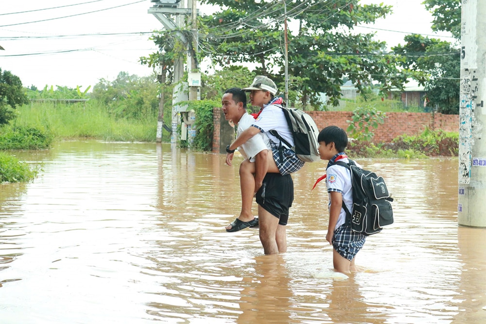 Nước dâng cao gây khó khăn trong sinh hoạt của người dân. Ảnh: Minh Hạnh