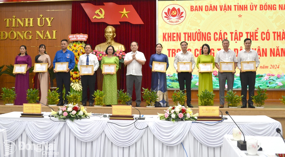 Phó bí thư Tỉnh ủy, Trưởng đoàn Đại biểu Quốc hội tỉnh Quản Minh Cường khen thưởng các tập thể, cá nhân có thành tích trong công tác dân vận khéo năm 2023.