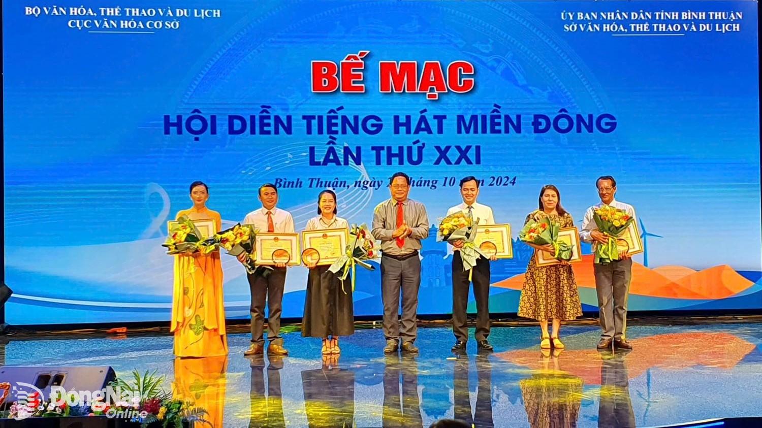 UBND tỉnh Bình Thuận trao Bằng khen đến các đoàn nghệ thuật tham gia hội diễn (đoàn Đồng Nai thứ 2, từ phải qua). Ảnh: CTV