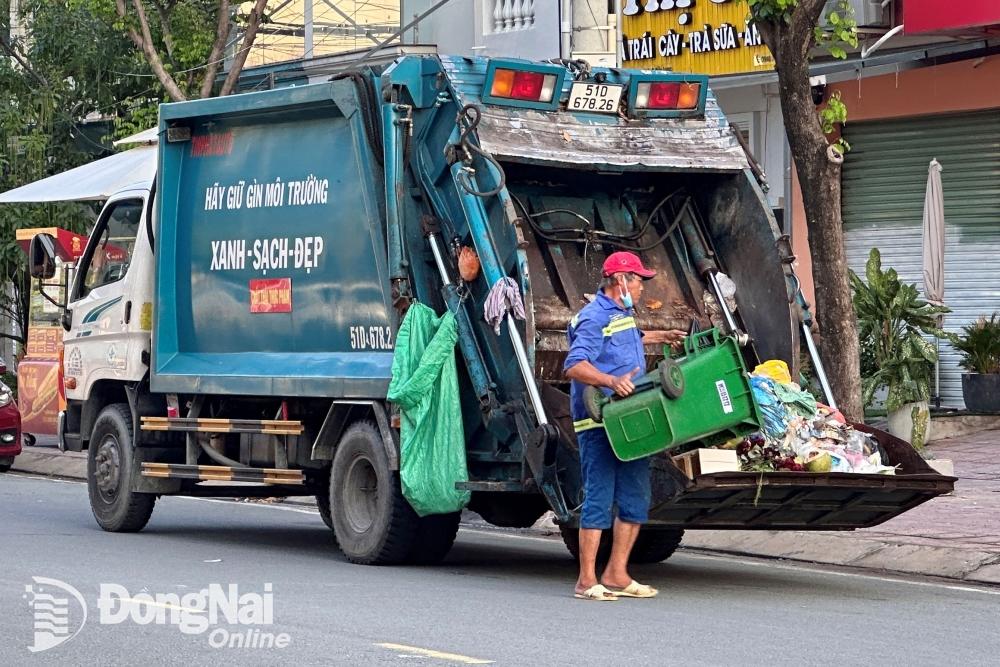 Xe tải thu gom chất thải hoạt động tại phường Bửu Long (thành phố Biên Hòa). Ảnh: Minh Thành 