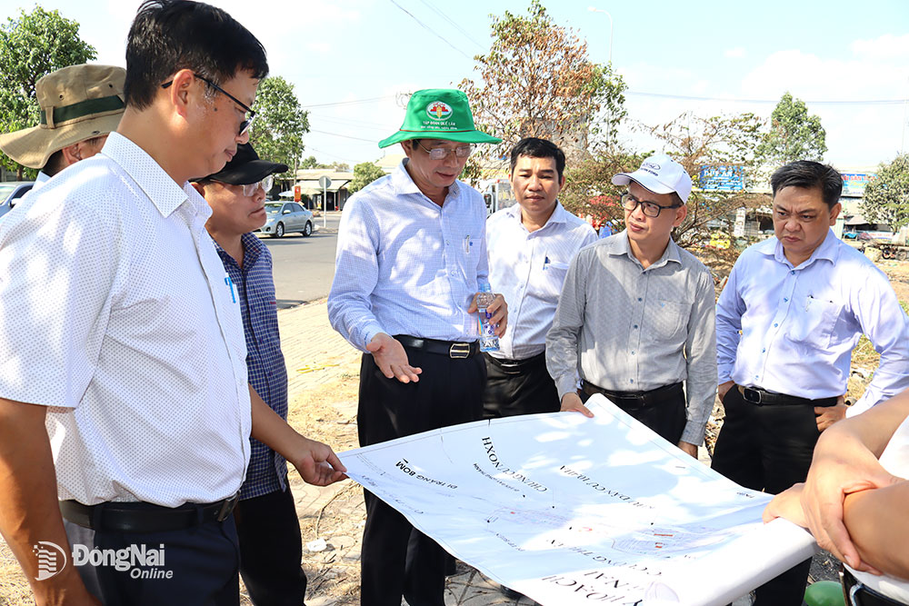 Phó chủ tịch UBND tỉnh Võ Văn Phi (giữa) đi kiểm tra Dự án Tái định cư đường cao tốc Biên Hòa - Vũng Tàu. Ảnh: B.Mai