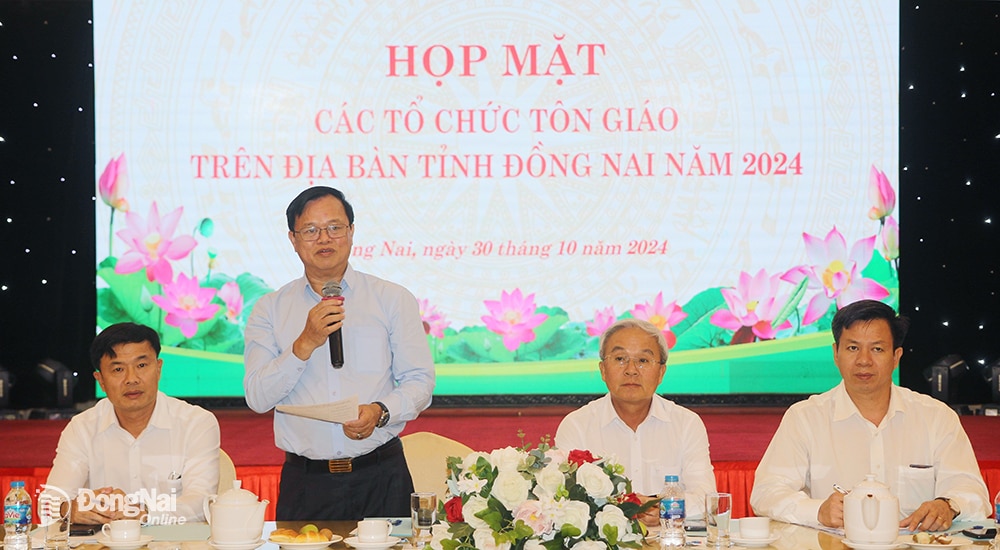 Trưởng ban Dân vận Tỉnh ủy Cao Tiến Dũng phát biểu tại Hội nghị họp mặt chức sắc Phật giáo năm 2024. Ảnh: Sông Thao