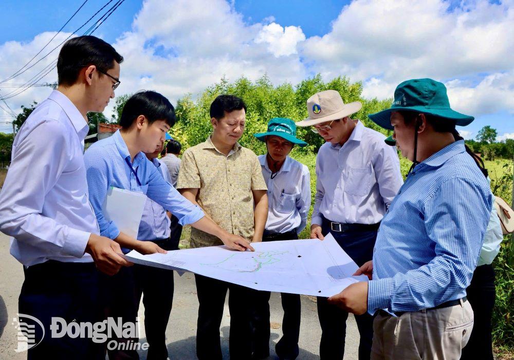 Phó chủ tịch UBND tỉnh Võ Văn Văn kiểm tra thực tế vị trí đất công tại huyện Xuân Lộc. Ảnh: Hoàng Oanh