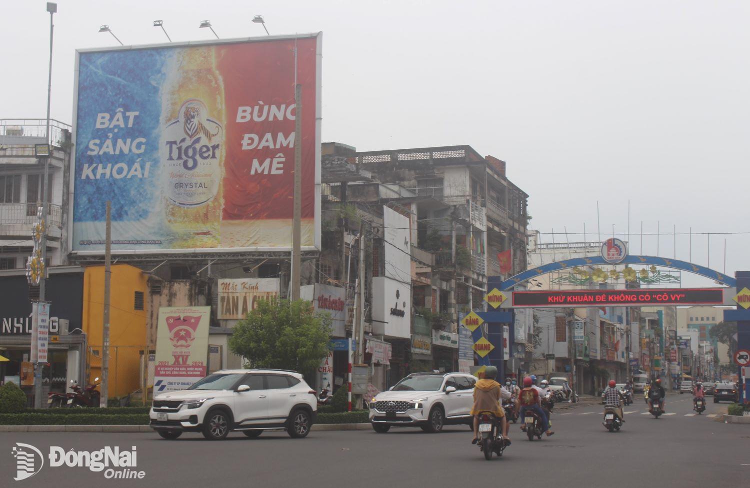 Bảng quảng cáo tấm lớn đặt tại vòng xoay công viên Biên Hùng, thành phố Biên Hòa. Ảnh: My Ny