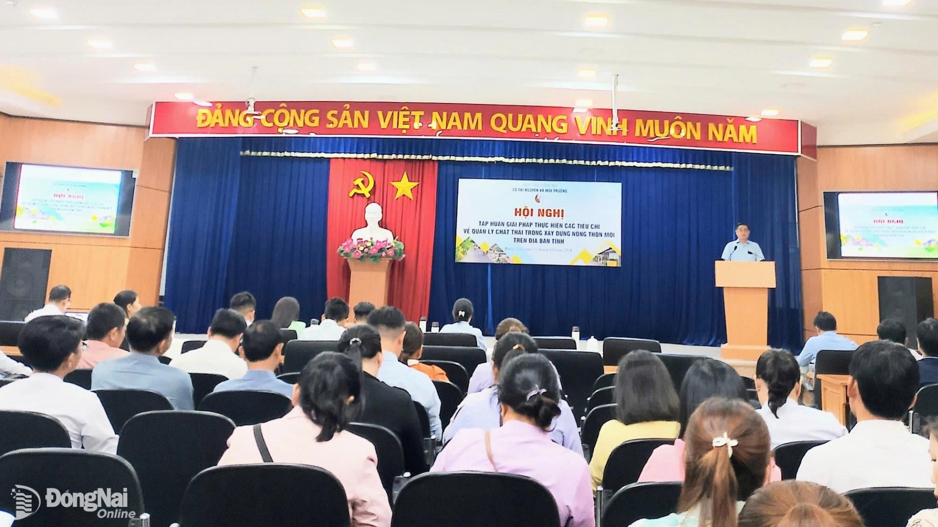 Phó Giám đốc Sở Tài nguyên và môi trường Trần Trọng Toàn phát biểu tại hội nghị. Ảnh: Ngọc Ngọc