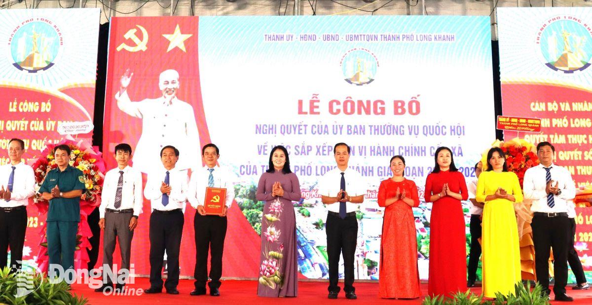 Ủy viên Ban Thường vụ Tỉnh ủy, Bí thư Thành ủy Long Khánh Đặng Minh Nguyệt trao quyết định thành lập Đảng bộ phường Xuân An theo nghị quyết 1194. Ảnh: Nguyệt Hà