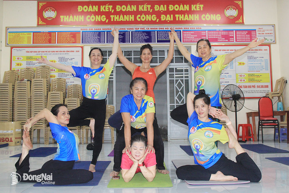 Phụ nữ tập luyện yoga nâng cao sức khỏe tại Nhà văn hóa khu phố 6, phường Trung Dũng (thành phố Biên Hòa). Ảnh: N.Tuyết