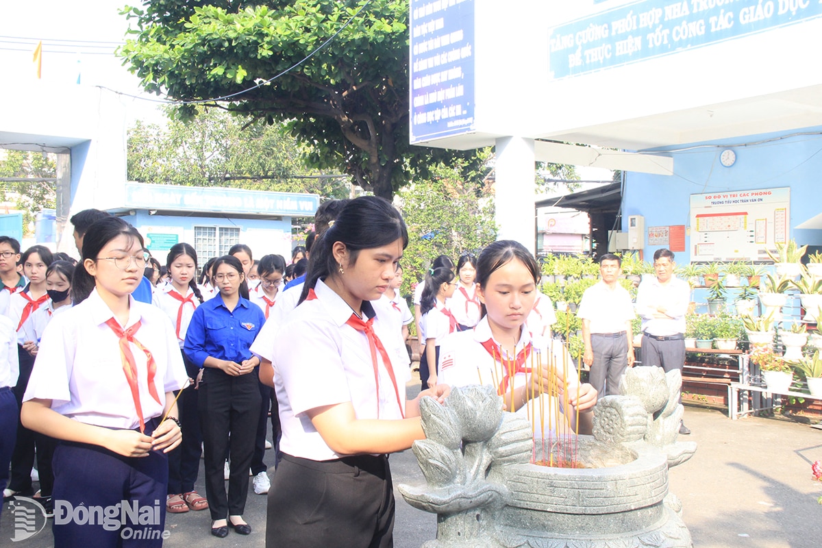 Các đại biểu tham gia Hành trình hạt giống
xanh dâng hương tại Tượng đài Trần Văn Ơn,
tại Trường tiểu học Trần Văn Ơn,
phường Bửu Hòa, thành phố Biên Hòa.