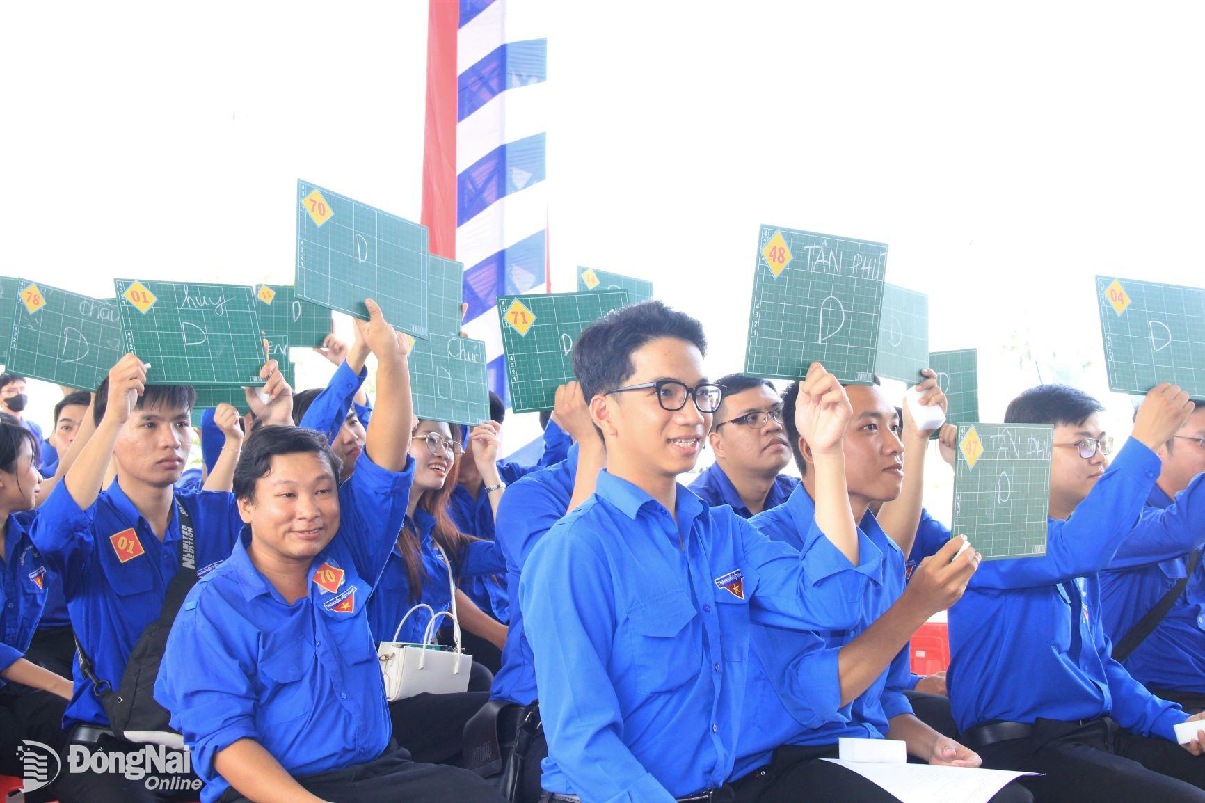 Đoàn viên, thanh niên tham gia cuộc thi Rung chuông vàng tìm hiểu về Bộ Luật lao động. Ảnh: Nga Sơn