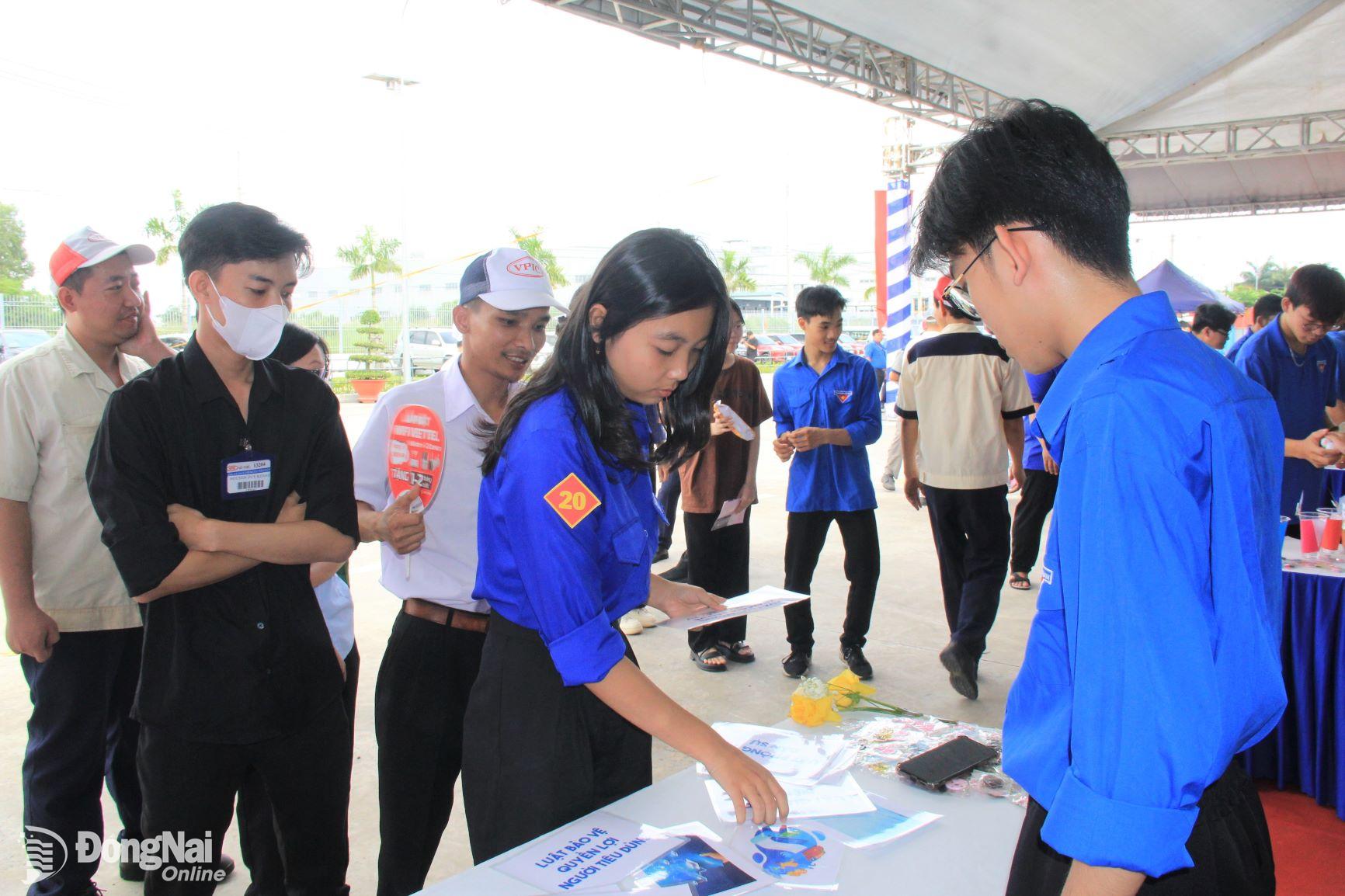 Đoàn viên, thanh niên tham gia trải nghiệm tại các gian hàng trò chơi tìm hiểu pháp luật. Ảnh: Nga Sơn