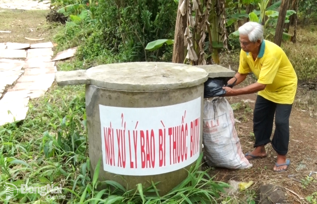 Trong ảnh người dân gom vỏ bao bì, thuốc bảo vệ thực vật bỏ
vào bể chứa để xử lý theo quy định