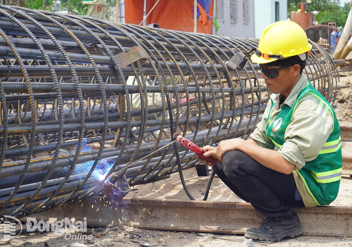 Tỷ lệ giải ngân vốn đầu tư công trên địa bàn tỉnh hiện nay vẫn đạt thấp. Trong ảnh: Công nhân thi công Dự án Đường cao tốc Biên Hòa - Vũng Tàu đoạn qua địa bàn tỉnh.