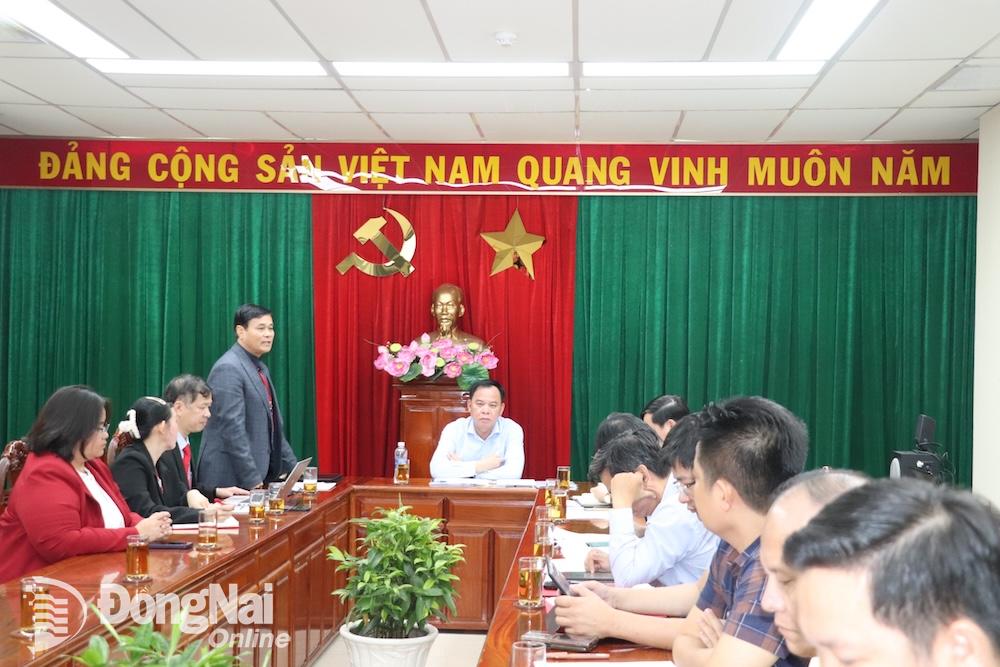 Tiến sĩ Phan Ngọc Sơn, Chủ tịch Hội đồng Trường đại học Công nghệ Đồng Nai báo cáo về những cam kết của nhà trường trong công tác đào tạo. Ảnh: H.Yến