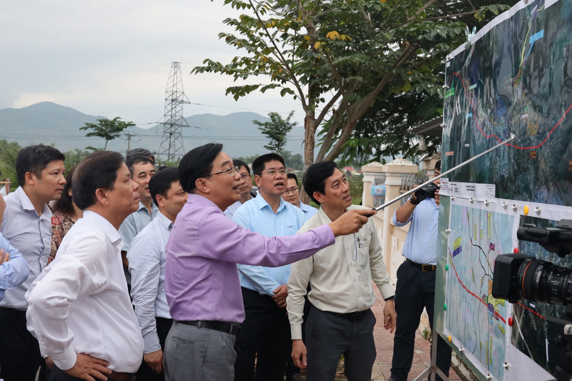 Đoàn công tác Ủy ban Kinh tế của Quốc hội cùng các đơn vị liên quan khảo sát thực tế vị trí làm đường sắt tốc độ cao tại tỉnh Khánh Hoà ngày 2/11.