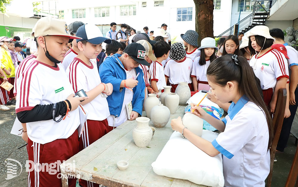 Các em học sinh tham quan, tìm hiểu làm gốm tại Trường cao đẳng Mỹ thuật trang trí Đồng Nai năm 2024. 