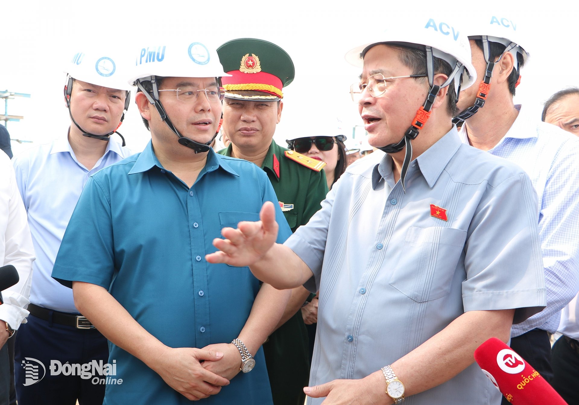 Phó chủ tịch Quốc hội Nguyễn Đức Hải trao đổi với lãnh đạo tỉnh Đồng Nai và đại
diện các đơn vị liên quan tại công trường thi công Dự án Đường cao tốc Biên Hòa
- Vũng Tàu vào tháng 3-2024. Ảnh: Phạm Tùng