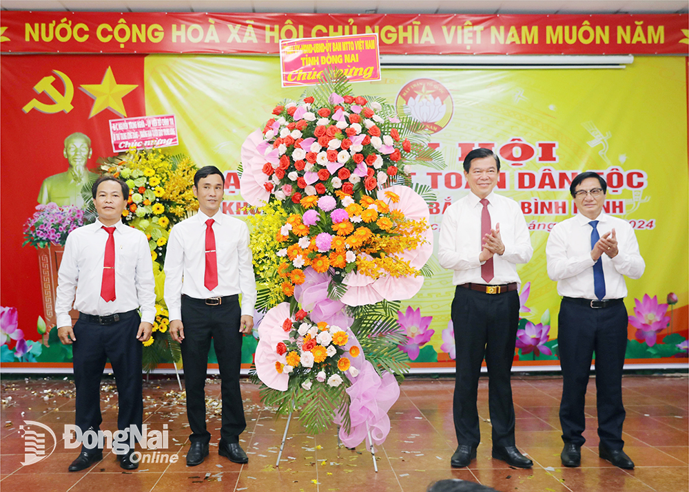 Bí thư Tỉnh ủy Nguyễn Hồng Lĩnh tặng lẵng hoa, quà cho ấp Tân Bắc, xã Bình Minh, huyện Trảng Bom. Ảnh: Huy Anh