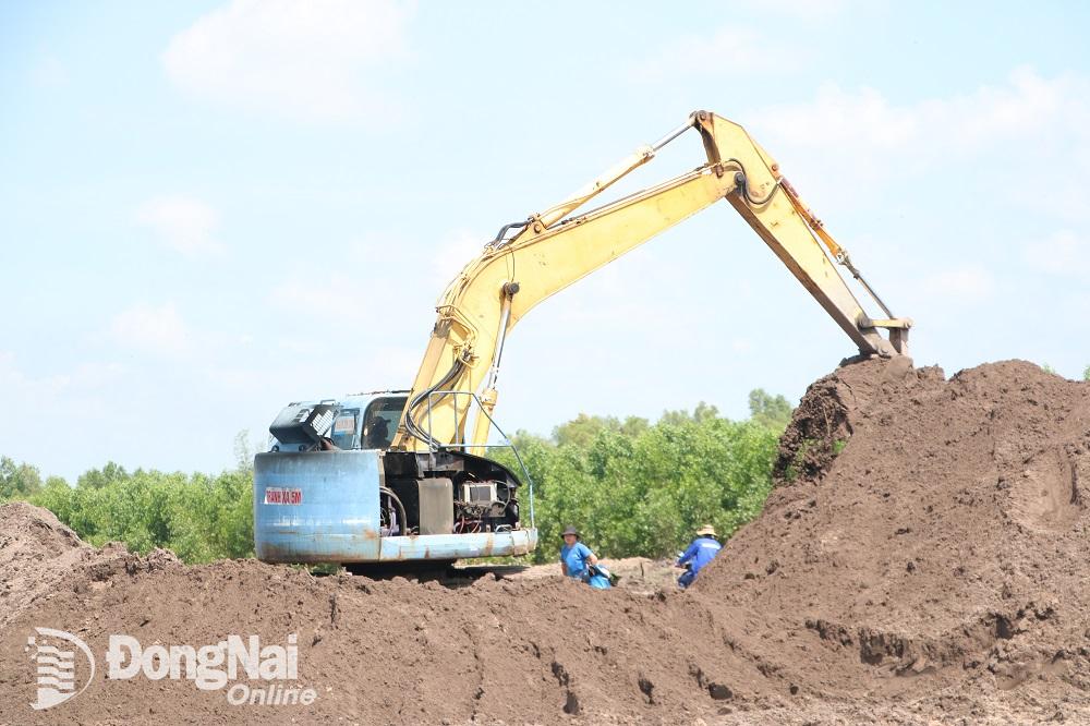 Dự án có 3 gói thầu xây lắp, được khởi công thực hiện vào tháng 6-2023. Tuy nhiên, do vướng mắc về mặt bằng, sau gần 1 năm khởi công, dự án bị chậm tiến độ so với tiến độ chung của toàn dự án. 