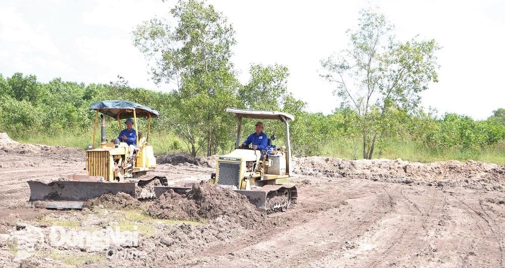 Với các vị trí mới được bàn giao mặt bằng, chủ đầu tư dự án là Ban Quản lý dự án đầu tư xây dựng công trình giao thông tỉnh yêu cầu các nhà thầu phải triển khai ngay công tác thi công bóc tách lớp hữu cơ, san ủi mặt bằng.