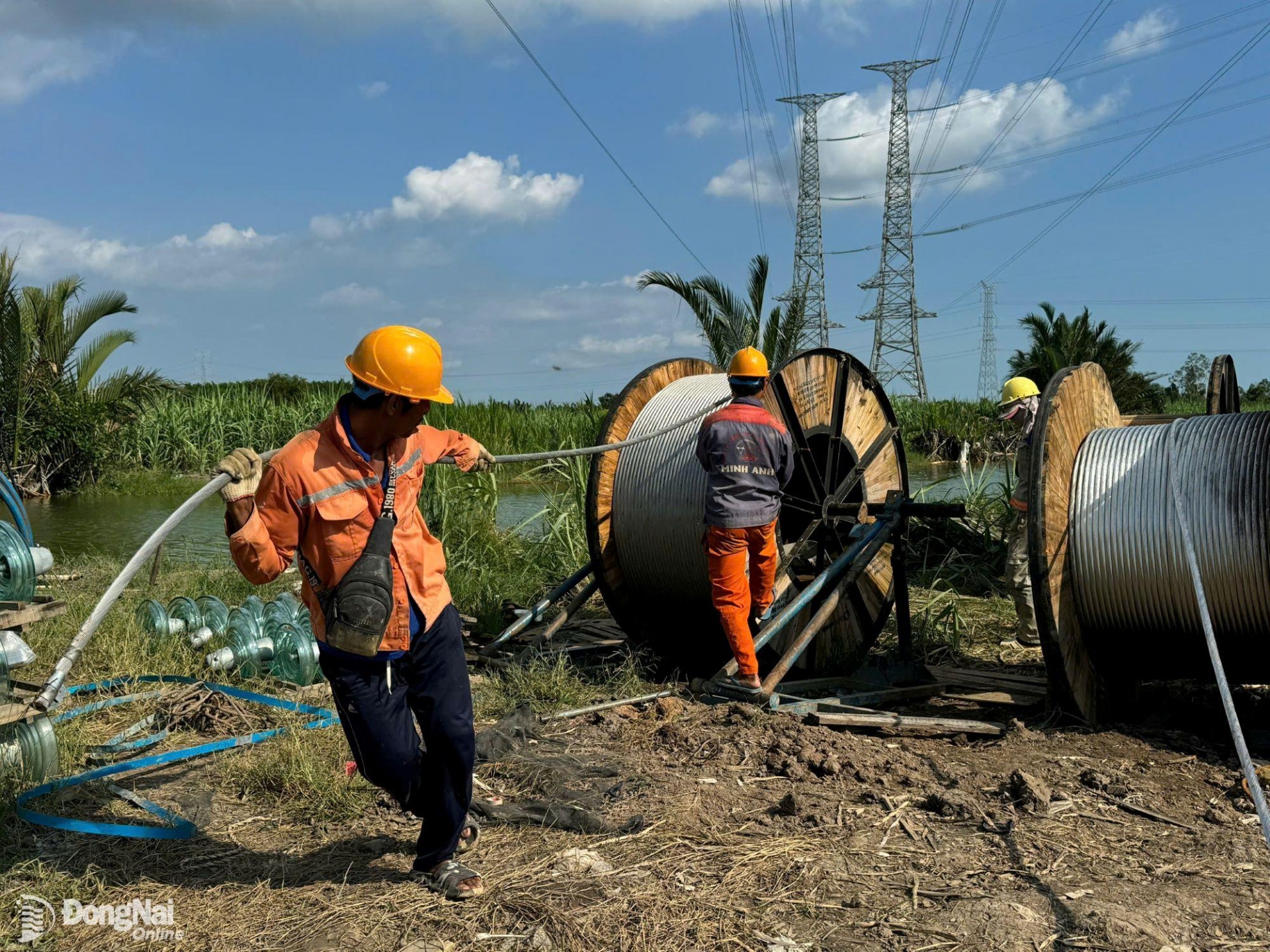 Tuyến đường dây đầu tiên trong 4 tuyến đường dây giải tỏa công suất cho Nhà máy điện Nhơn Trạch 3 và Nhơn Trạch 4 đã hoàn thành xây trụ, kéo dây. Ảnh: Hoàng Lộc