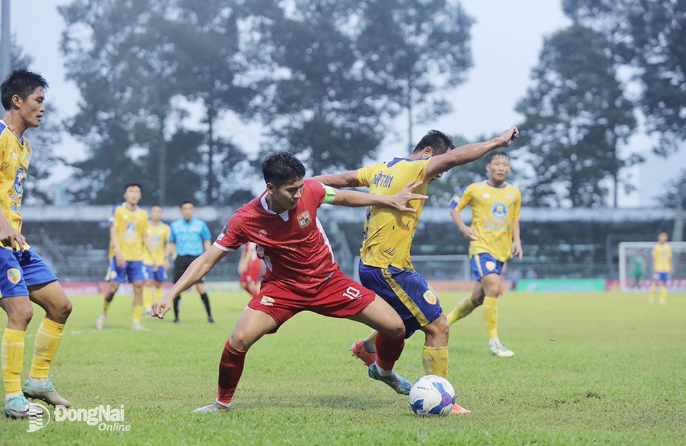 Đồng Nai (áo đỏ) cầm hòa 0-0 trước chủ nhà Đồng Tháp ở vòng 5 giải hạng Nhất quốc gia 2024/25. Ảnh: CTV