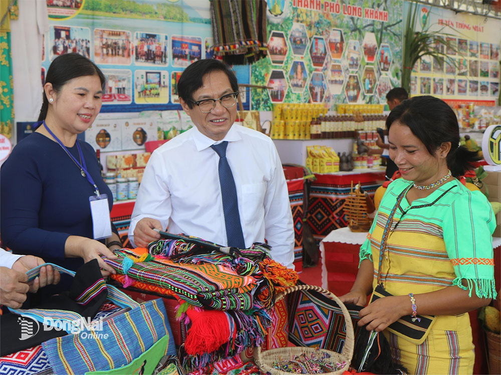 Phó chủ tịch UBND tỉnh Nguyễn Sơn Hùng, Trưởng ban Chỉ đạo Đại hội đại biểu các dân tộc thiểu số tỉnh lần thứ IV-2024 cùng các đại biểu tham quan khu trưng bày hình ảnh, hiện vật đồng bào các dân tộc thiểu số tại đại hội. Ảnh: Sông Thao