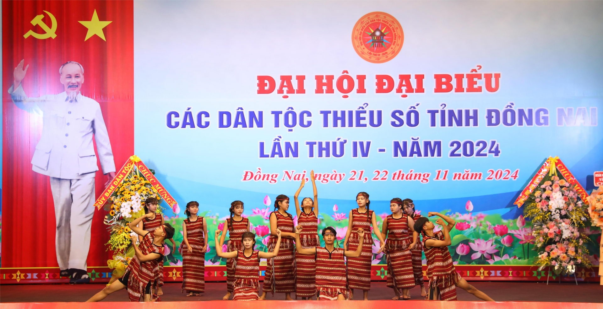 Thanh thiếu niên dân tộc Chơro, xã Xuân Thiện, huyện Thống Nhất biểu diễn văn nghệ tại Đại hội đại biểu các dân tộc thiểu số tỉnh Đồng Nai lần thứ IV-2024. Ảnh: Huy Anh