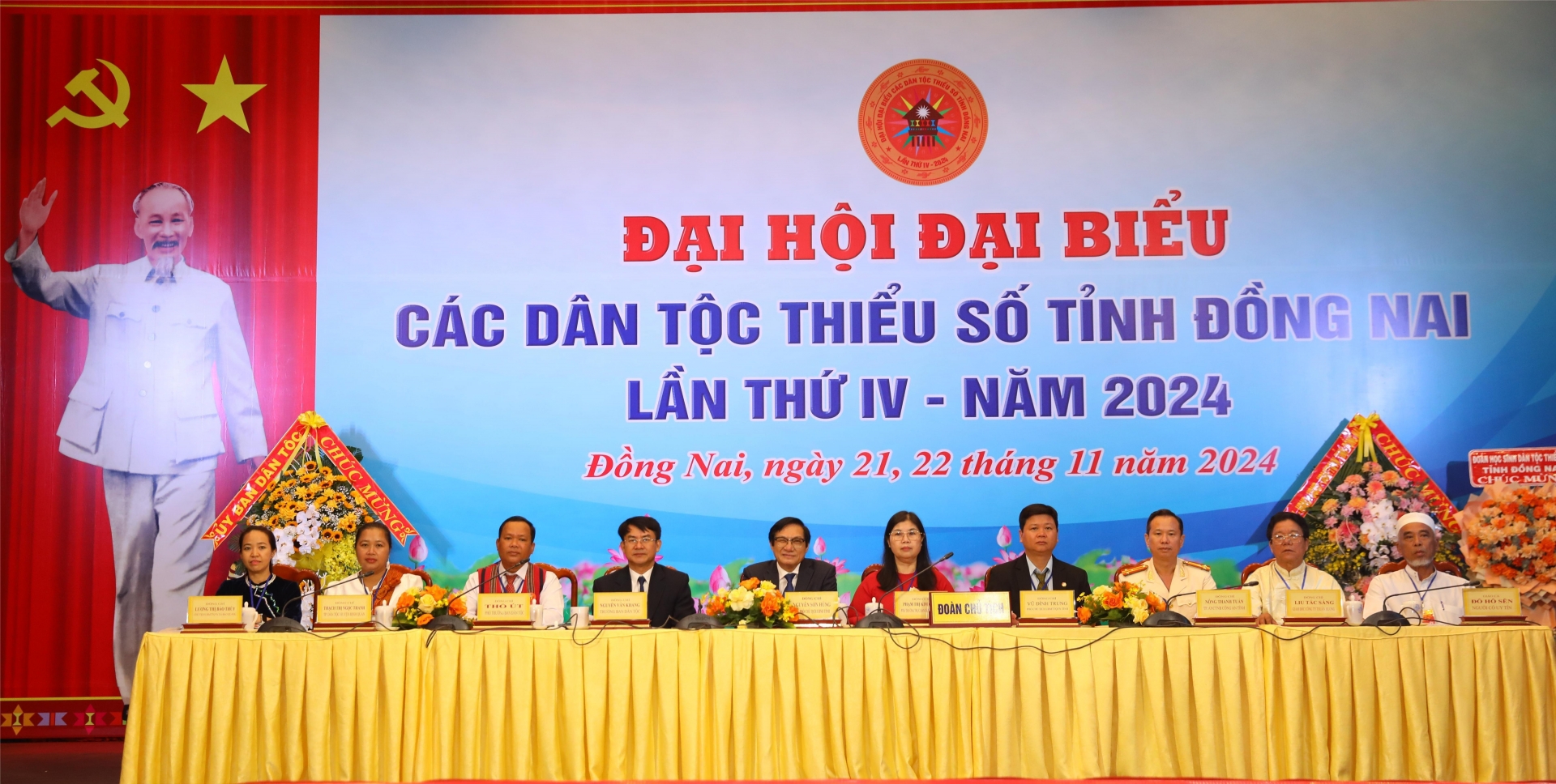 Phó chủ tịch UBND tỉnh Nguyễn Sơn Hùng, Trưởng ban Chỉ đạo Đại hội đại biểu các dân tộc thiểu số tỉnh lần thứ IV-2024 cùng đoàn chủ tịch điều hành đại hội. Ảnh: Huy Anh