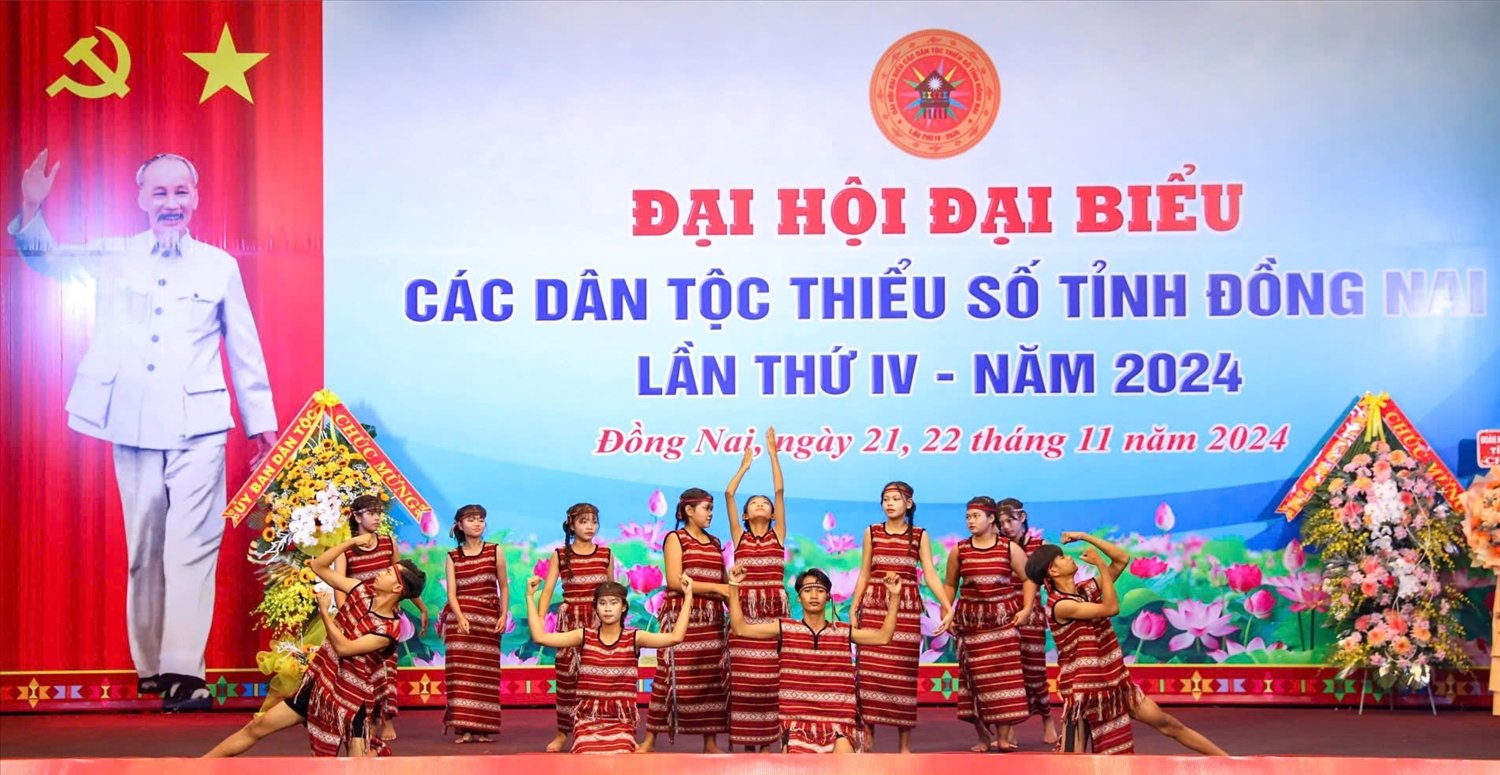 Thanh thiếu niên dân tộc Chơro, xã Xuân Thiện, huyện Thống Nhất biểu diễn văn nghệ chào mừng Đại hội