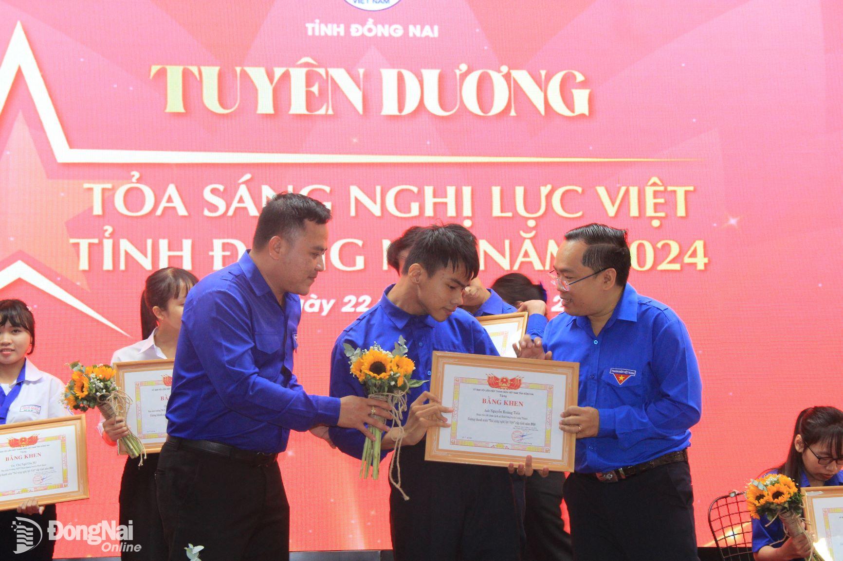 Thường trực Tỉnh đoàn trao bằng khen và hoa cho thanh niên khuyết tật giàu nghị lực vươn lên. Ảnh: Nga Sơn