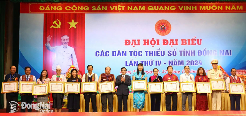 Phó chủ tịch UBND tỉnh Nguyễn Sơn Hùng, Trưởng ban Chỉ đạo Đại hội Đại biểu các dân tộc thiểu số tỉnh lần thứ IV-2024 tặng bằng khen của UBND tỉnh cho các cá nhân, tập thể tại đại hội. Ảnh: Huy Anh