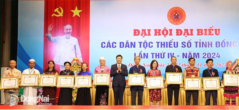 Chánh Văn Phòng Tỉnh ủy Viên Hồng Tiến tặng bằng khen của UBND tỉnh cho các cá nhân, tập thể tại đại hội. Ảnh: Huy Anh