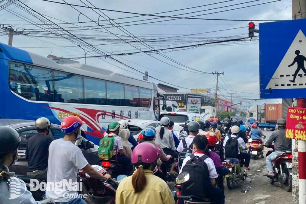 Ùn tắc kéo dài tại các tuyến đường quanh ngã tư Lộc An. Ảnh: CTV