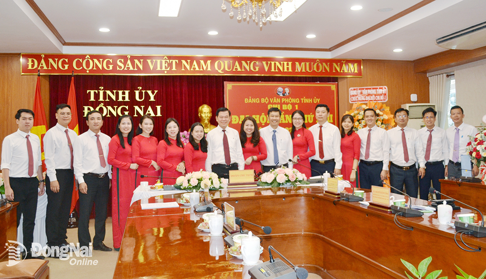 Lãnh đạo Đảng ủy Văn phòng Tỉnh ủy và các đảng viên Chi bộ 1 chúc mừng đại hội thành công. Ảnh Phương Hằng