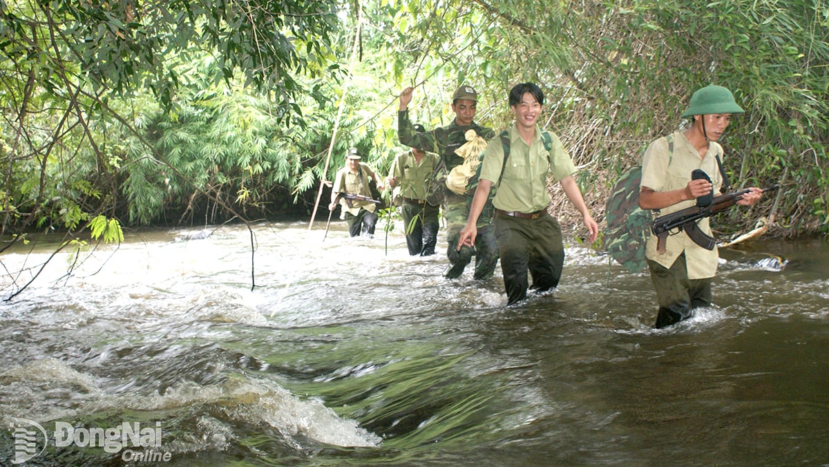 Lực lượng kiểm lâm Khu Bảo tồn thiên nhiên - văn hóa Đồng Nai tuần tra dài ngày trong rừng sâu.