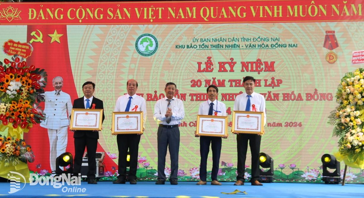 Phó bí thư thường trực Tỉnh ủy Hồ Thanh Sơn trao bằng khen UBND tỉnh cho các cá nhân có thành tích trong 20 năm hình thành và phát triển Khu Bảo tồn. Ảnh: Huy Anh