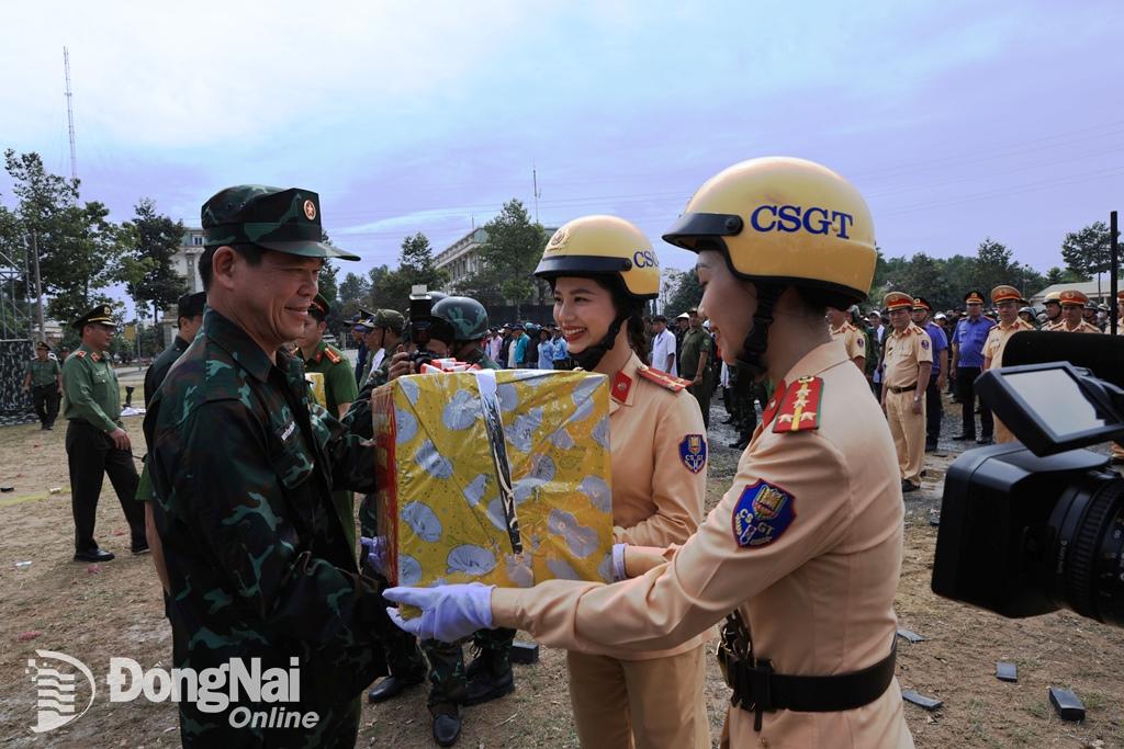 Ủy viên Trung ương Đảng, Bí thư Tỉnh ủy Nguyễn Hồng Lĩnh tặng quà các các chiến sĩ cảnh sát giao thông tham gia công tác diễn tập. Ảnh: Công Nghĩa