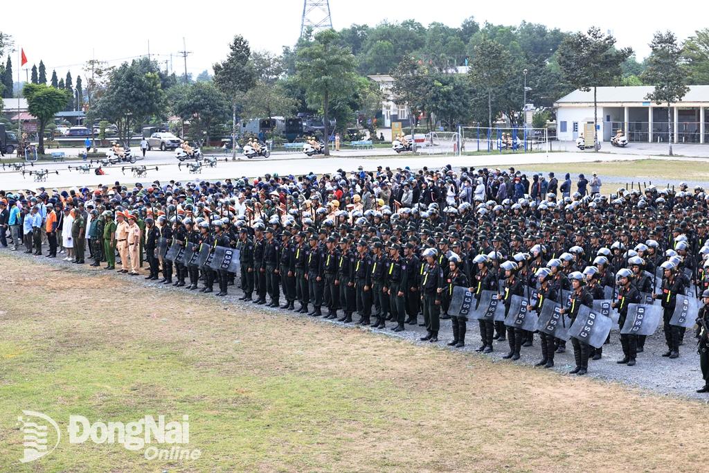 Hàng trăm cán bộ, chiến sĩ Công an tỉnh trực tiếp tham gia công tác diễn tập các tình huống sát với thực tế, dưới sự chỉ đạo, chỉ huy nhịp nhàng của các đồng chí lãnh đạo Công an tỉnh.