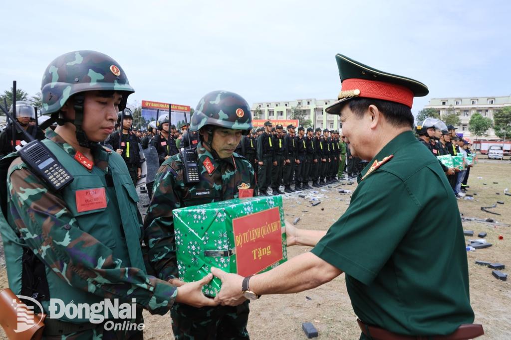 Trung tướng Trần Hoài Trung, Bí thư Đảng ủy, Chính ủy Quân khu 7 tặng quà động viên cho các lực lượng tham gia diễn tập. Ảnh: Công Nghĩa