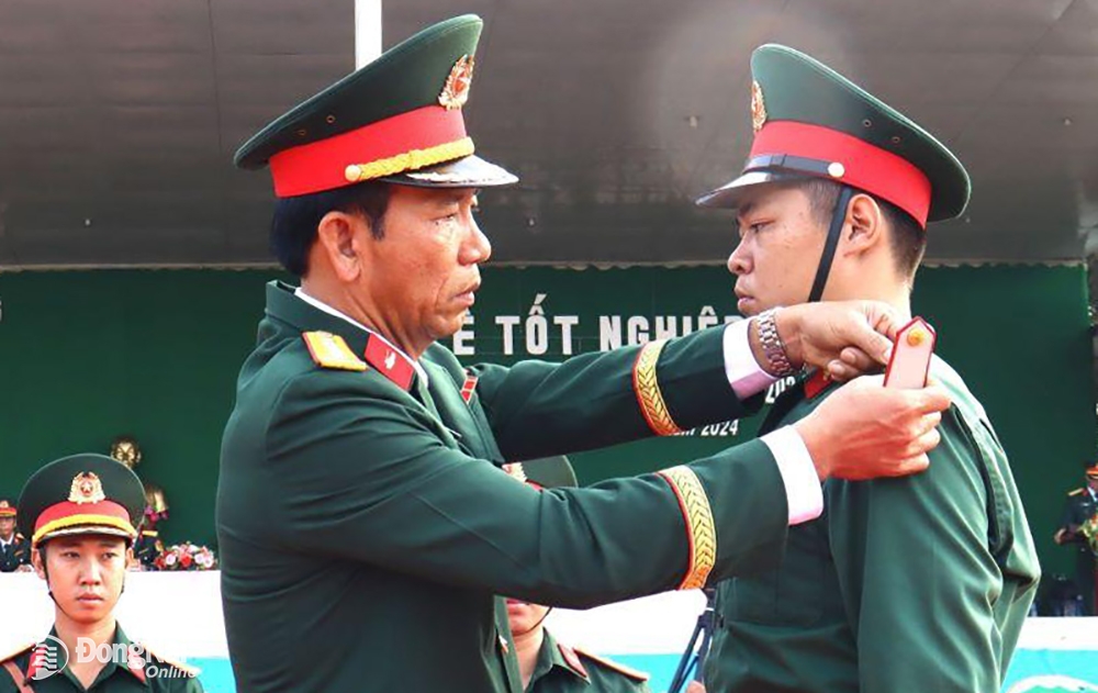 Đại tá Phạm Huy Tuấn, Chỉ huy trưởng nhà trường gắn quân hàm cho học viên xuất sắc trong khóa học. Ảnh: Nguyệt Hà