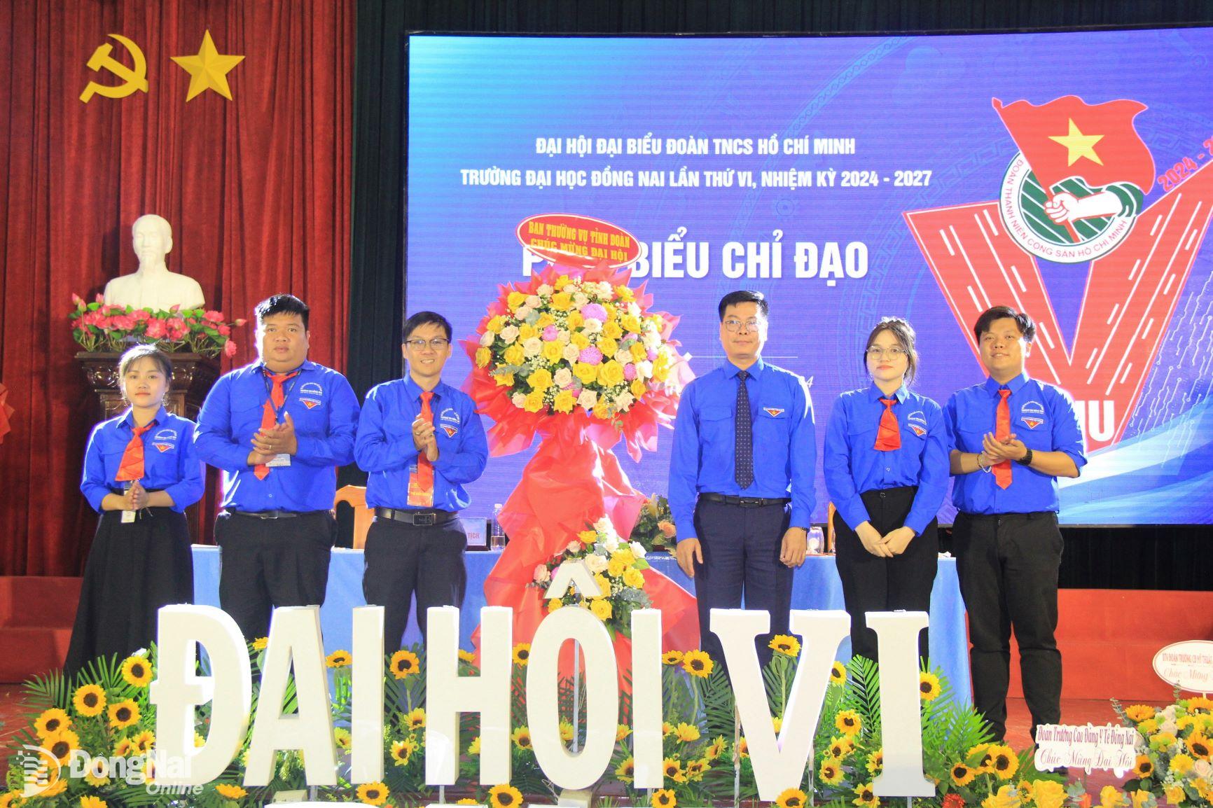 Phó bí thư thường trực Tỉnh đoàn, Chủ tịch Hội Sinh viên tỉnh Võ Văn Trung tặng hoa chúc mừng đại hội. Ảnh: Nga Sơn