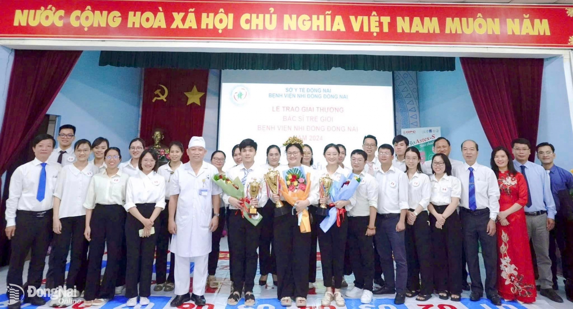 Lãnh đạo Bệnh viện Nhi đồng Đồng Nai và các thành viên ban tổ chức hội thi trao giải, chụp hình cùng các bác sĩ trẻ đạt giải. Ảnh: CTV